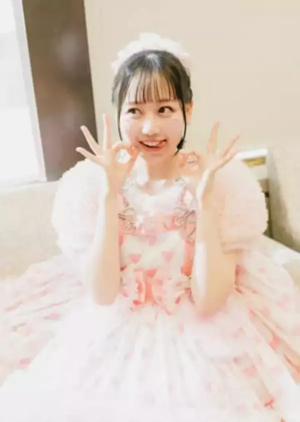 「首の角度やばすぎ」〝衝撃寝姿〟人気アイドル松本かれんに反響続々「痛めないか心配だよ」「まじで眠り姫」