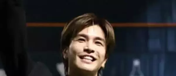 実家が創業100年超え高級靴メーカー＆温泉旅館経営の慶應ボーイ…37歳〝誕生日ショット〟披露の岩田剛典に反響「黒髪！？青？？」「髪色新鮮ですね！」