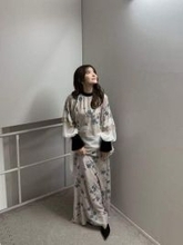 祖父は元総理大臣、父は外交官、母は宝石会社代表…人気女優・宮澤エマ〝家族初共演〟姿に「やっば‼まじか」「孫!?初めて知った」の声