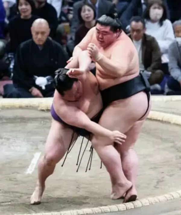 二転三転の展開制した正代が待望の初日　同郷の義ノ富士を意識「引っ張ってもらわないと」【大相撲九州場所】