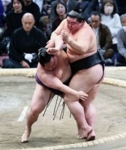 二転三転の展開制した正代が待望の初日　同郷の義ノ富士を意識「引っ張ってもらわないと」【大相撲九州場所】