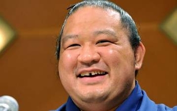 「なかなかスリルのある…」〝池のボートに4人乗り〟浅香山部屋力士お茶目ショットに反響「お相撲さんだと狭そう」