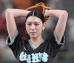 「タトゥーがいい味出てる」衝撃〝背中フルオープン〟三吉彩花の大胆ショットに「目の保養だけど、毎回ビジュアル更新して反則」「痺れるーー」の声