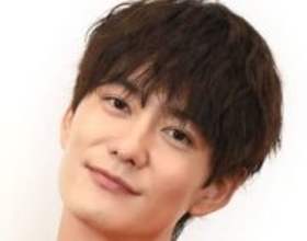 「おそろにしてるの可愛すぎる」第1子誕生公表の岡田将生、人気キャラグッズの〝贈り先〟に「絆を強めていたとはさすが」「JKかっ！」の声