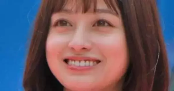 「27歳…衝撃ですわ」橋本環奈〝ギリギリデコルテ〟姿にファン「胸は見せないで」「ファンとしては心配」