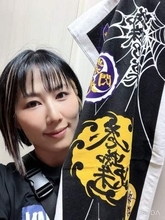 「どうしても見える…」紫雷美央〝切り込みTシャツ〟が話題！ウナギ･サヤカとのやりとりに「コントかよ」「すごい呪いだ…」の声