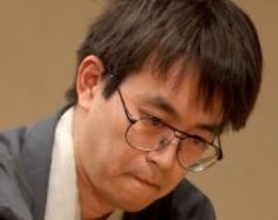 「金髪でメガネも違う」元アイドル妻が公開、羽生九段〝イメージがらり〟大胆イメチェン姿に反響「髪色お似合い」「羽生さんってこんな風に笑うんだ」