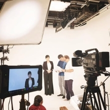 元WBSキャスター60歳小谷真生子〝印象がらり〟59歳女優としっとり姿に「2人とも妖艶」「素敵な大人の女性」の声