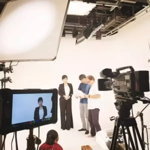 元WBSキャスター60歳小谷真生子〝印象がらり〟59歳女優としっとり姿に「2人とも妖艶」「素敵な大人の女性」の声