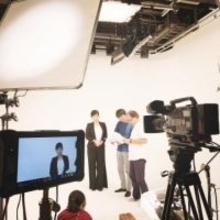 元WBSキャスター60歳小谷真生子〝印象がらり〟59歳女優としっとり姿に「2人とも妖艶」「素敵な大人の女性」の声