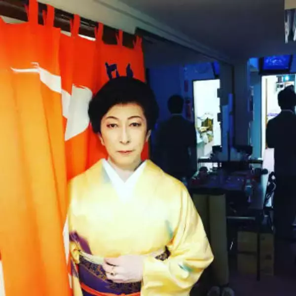 「いつもと違う！」現代演劇の女形・雰囲気一変〝激シブ〟ダンディーショットに反響「姫じゃない篠井さんも素敵」「品があるのに何処か危なげ」