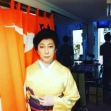 「いつもと違う！」現代演劇の女形・雰囲気一変〝激シブ〟ダンディーショットに反響「姫じゃない篠井さんも素敵」「品があるのに何処か危なげ」