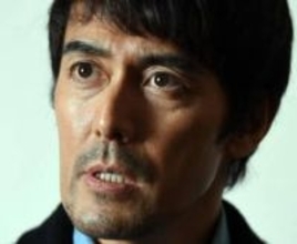 〝伝説のモデル〟61歳大物俳優がみせる〝現役感〟と〝貫録〟の表紙が話題「創刊号買いました」「いつまでも渋い…」「これは熱すぎる!!」「どっしりとしてて王様だわ」