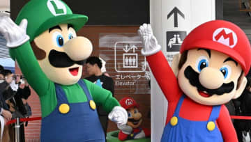 星野源「神様とのツーショット」〝紅白〟出演現場でのレアショットに反響「凄すぎる！」「ファミコン世代としては羨ましい！」