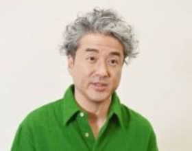 「え、まって」〝激変〟ムロツヨシ生誕50年ショットに反響「セクシー路線？」「惚れてもいいですか」