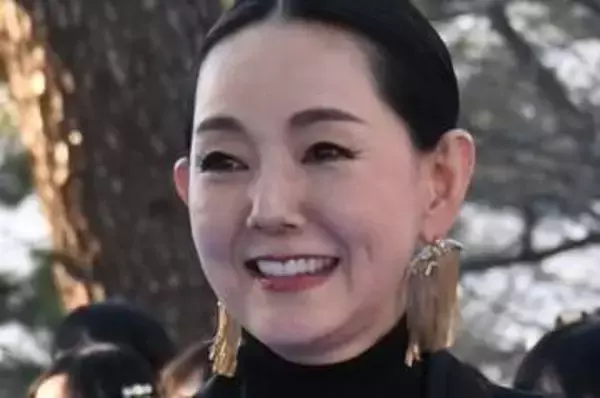 亡き夫の作品を店名にした「ロジエ」で…とよた真帆の近影が話題「あれ？ベレー帽の被り方…」「年を重ねても」