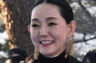 亡き夫の作品を店名にした「ロジエ」で…とよた真帆の近影が話題「あれ？ベレー帽の被り方…」「年を重ねても」