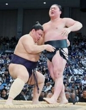 義ノ富士、2桁白星見えた　投げをこらえて9勝目　負傷の右脚の具合には自分でも「びっくり」【大相撲九州場所】