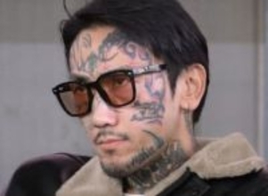 〝顔面タトゥーなし〟20代素顔の瓜田純士に衝撃！「墨ないと印象かなり変わる」「まるで別人」「それより刀が気になる…」驚きの声続々