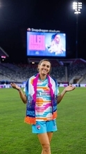 妊婦でノーバン投球！なでしこ好敵手…元サッカー米代表の始球式に「ブルペンを助けて」「今夜一番のハイライト」アレックス・モーガンの豪快投球が話題