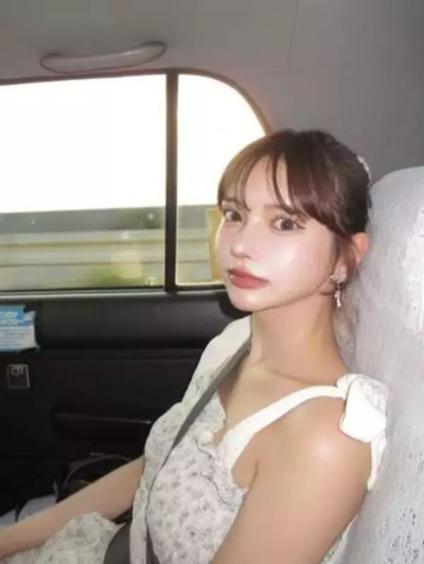 「遺伝子が強すぎる！」整形疑惑否定⇒両親の写真公開⇒まさかの父親有名人で大反響のグラドル・白濱ひなか「証明超わかりやすい！」