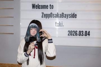 〝素顔NG〟紅白歌手tuki.「前の方は見えたんじゃ…」話題のライブ写真公開に騒然「拡大した」「すごい飛んでいる…」