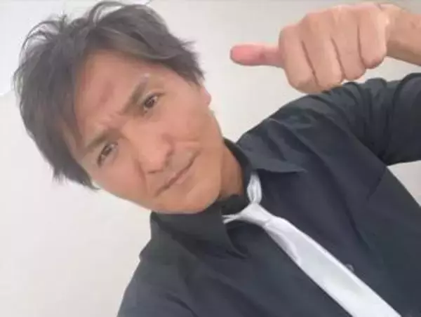 「普通に驚いたわ」レジェンド芸人と親戚…スリムクラブ真栄田〝オマージュコスプレ〟ショットに反響「全然知らなかった」「言われてみれば…」