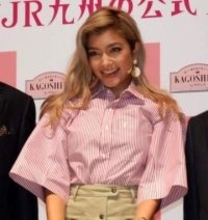 「筋肉すごい」農業開始から1年…突然の大胆ショット、ローラ近影に衝撃「露出しない方がいいよ」