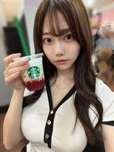 現役看護師グラドル桃里れあ...背後から〝わしづかみ〟ショットにファン騒然「手慣れた手つき」「ノールックタッチだぜ」「本能ですかね？」の声