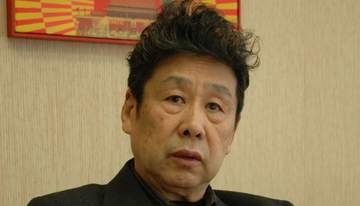 「90代は死亡宣告」歩行困難・緊急搬送も…横尾忠則〝90歳バースデーショット〟「父は元気です」と長女が近影公開「とても90には見えない」「意外なビジュアル」