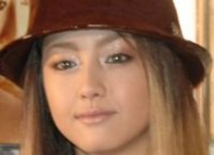 エリカ様×高級車…沢尻エリカ〝背中ほぼ布なし服〟で〝レアな運転姿〟披露！「車好きなんだね」「色気やばい」の声