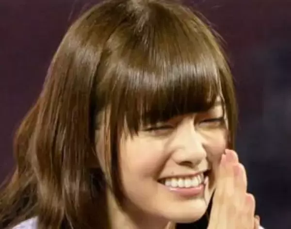 白石麻衣〝激レア〟ギャル感溢れる脚出しオフショットに反響「ますます綺麗に…」「限界を超えた可愛さ」「美しすぎる！」