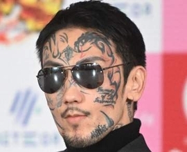「刺青消したら若返った」瓜田純士〝顔面タトゥーなし〟激レア写真が万バズ「フィギュアスケート滑ってそう」「別人級に若返るのエグすぎて笑える」