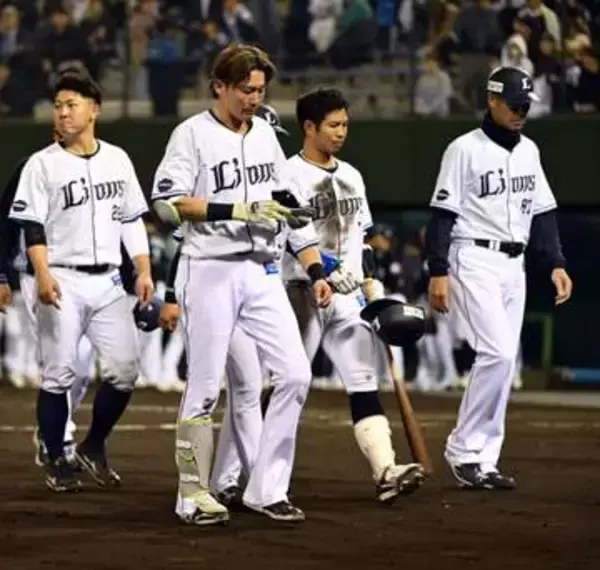 「グラブに収めないと…アウトにしないと…」　源田壮亮が9回2死満塁での失策に痛恨の面持ち　西武が2連敗で再び単独最下位