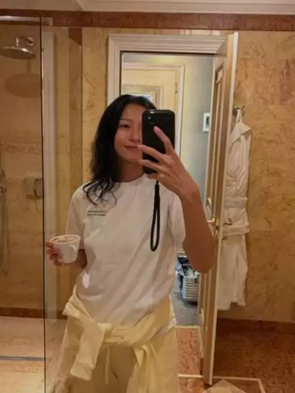 「ママになってさらに更新するのズルすぎ」2児の母の榮倉奈々〝激ミニ丈で脚組み〟姿に反響