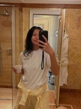 「ママになってさらに更新するのズルすぎ」2児の母の榮倉奈々〝激ミニ丈で脚組み〟姿に反響