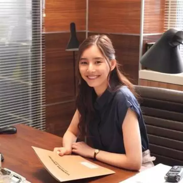 「裕翔が撮った？」共演アイドルとの電撃婚から1カ月！新婚・新木優子ニヤニヤ止まらない姿に「おそろいメガネ可愛い」「結婚して益々...」