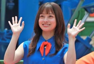 「推しに会う時はミニスカートです」と自ら…橋本環奈〝ミニスカショット〟に反響続々「ガチガチに緊張してる」「成功したオタクすぎる」