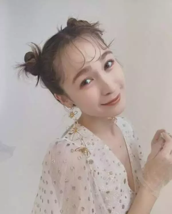「住んでる世界が違う」〝ベンツからポルシェに買い替え〟第1子妊娠中のお嬢様モデル・藤井サチ〝新車運転ショット〟に反響「ポルシェで育った子は将来どんなクルマに」「セレブで羨ましい」
