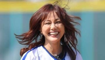 「七瀬さんが小さく見える」相川七瀬、5トンしめ縄に密着ショット「迫力ありますよね」「半端なく大きい」の声