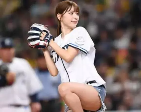 「物騒なので何か羽織って」雪平莉左〝海外で無防備すぎ？〟ピタピタへそ出し姿に意見様々「今の子はこんなもんじゃない？」「癒されます」