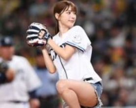 「物騒なので何か羽織って」雪平莉左〝海外で無防備すぎ？〟ピタピタへそ出し姿に意見様々「今の子はこんなもんじゃない？」「癒されます」
