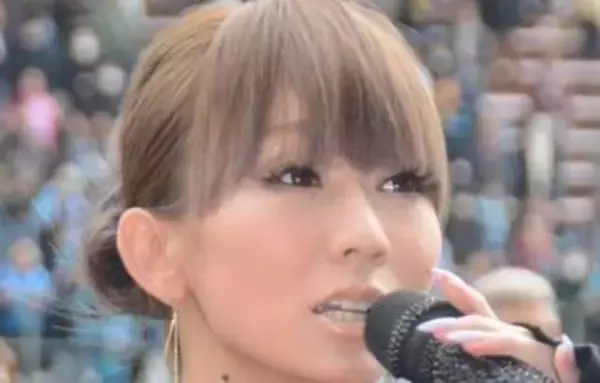 「ホンマに妊婦さん？ってぐらい体型変わってない」43歳・倖田來未、13歳息子と〝肩組み2ショット〟が話題「boy君もあっという間に成長したなぁとしみじみ」