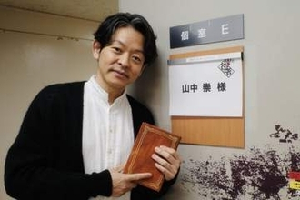 「顔違う」VIVANT〝外国人役〟話題の山中崇「足なっが!!」衝撃ショット「スゲーよマジで」「もう地元の人にしか見えない!」