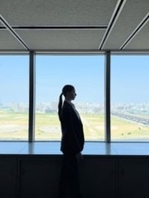 「どっちもデレデレやん」新木優子〝押し倒されバックハグ〟…キスまで⁉「幸せってそんなもんです」「見ていて幸せな気持ちになる!」ドッグカフェでの投稿が話題