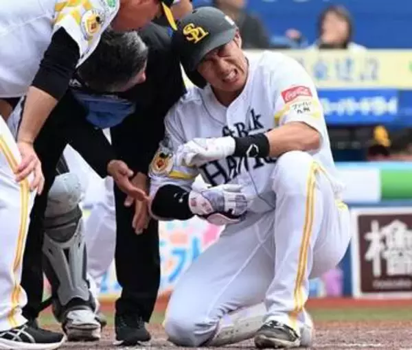 ソフトバンク柳田悠岐が途中交代　5回に右手首付近に死球　直後の守備で退く