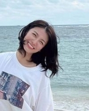 「な、なっ、何というお姿…」アマゾンCMで注目女優・瀧内公美〝道ド真ん中で大股開き〟に反響「挑発的」「妖艶」「なにしてもサマになる」