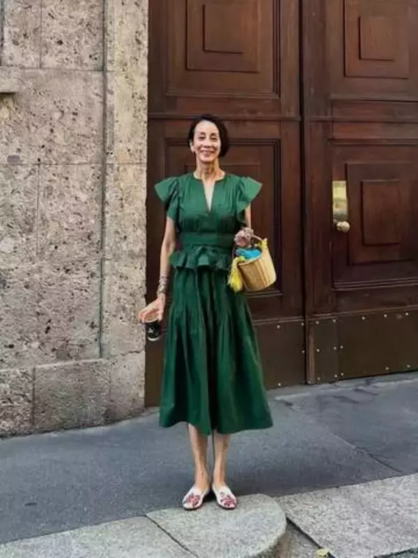 ワイン片手、腰を抱き寄せ…中村江里子、フランス人夫と〝熱々2ショット〟に「なんて！素敵な」「いつまでもラブラブラブラブですね〜」