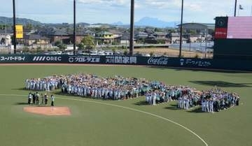 ソフトバンク選手やファン約580人が人文字「10th」ベースボールパーク筑後10周年