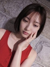 「パツパツな感じが...」イラストレーター花村菫〝サイズ小さめ〟ビキニショットに「抜群の着こなし MoMAに収蔵したい」「暑さも吹き飛ぶ」の声